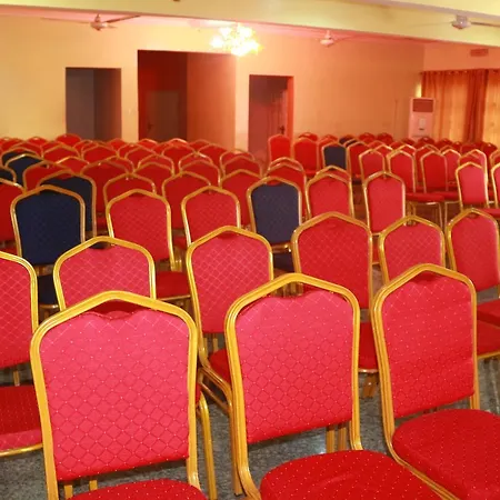 Ann's Haven & Suites Otel