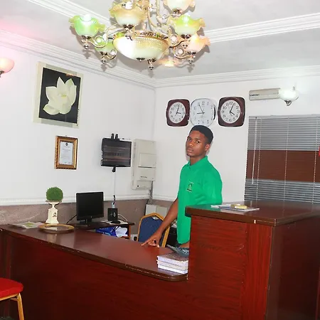 Ann's Haven & Suites Otel